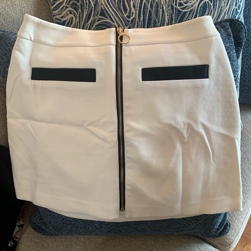 Express, white skirt with front (fake) pockets and zipper, size 8